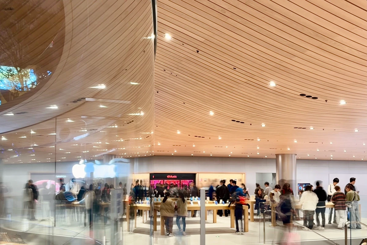 Apple Jing'an sunken public plaza in Shanghai